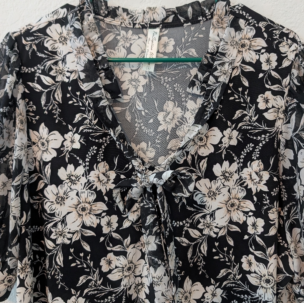 PerSeption Women Black With White Flowers Short Sleeve Blouse 1X - Picture 2 of 6